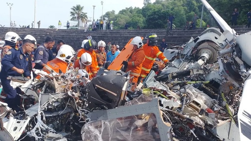 Жестока трагедия в Малайзия: 10 души загинаха при сблъсък на два хеликоптера (ВИДЕО)