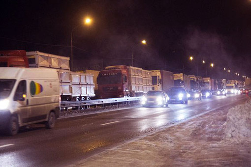 Автоколона от 240 км. блокира десетки хиляди в Русия