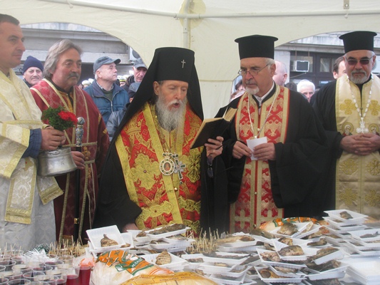 Сливенският митрополит Йоаникий освети празничния никулденски курбан в центъра на Бургас
