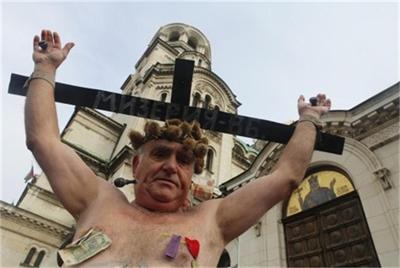 Пенсионер се „разпна” пред парламента