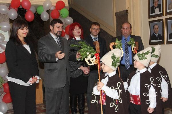 Деца бяха „полазници” на Игнажден в Областна администрация