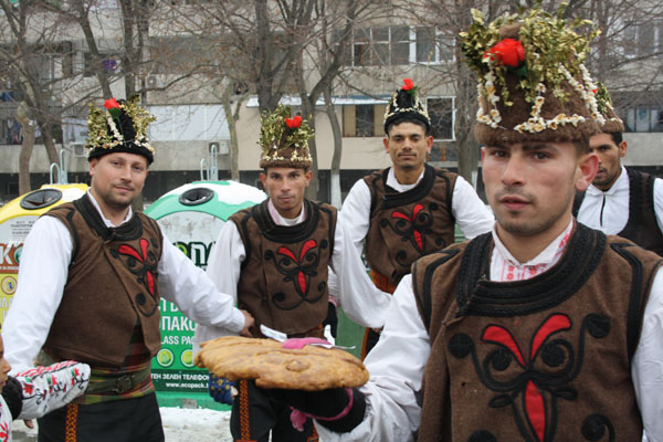 Коледари наричаха по комплексите в Бургас