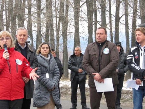 Скандалната Вяра Петрова на протеста в Банско