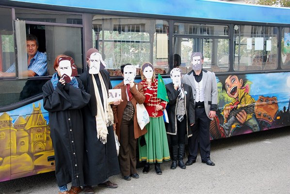 Младежи в ролята на будители по улиците на Бургас