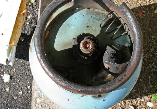Дядо взриви жилището си с газова бутилка