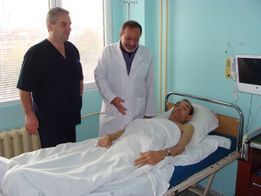 Съдови хирурзи спасиха мъж с аневризма на коремната аорта