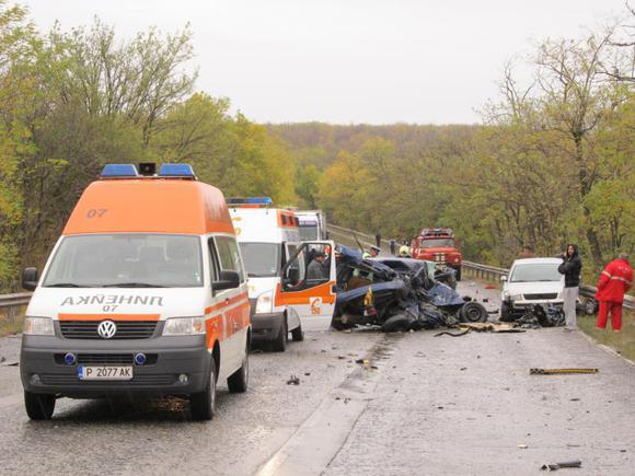 Възрастен мъж загина при катастрофа до с. Венец, 5 други и дете се борят за живота си