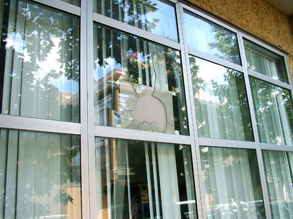 Изпотрошиха стъклата на кметството в с. Екзарх Антимово