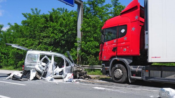 Помориец загина при сблъсък с камион