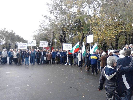 100 човека протестират пред „Морско казино” в Бургас