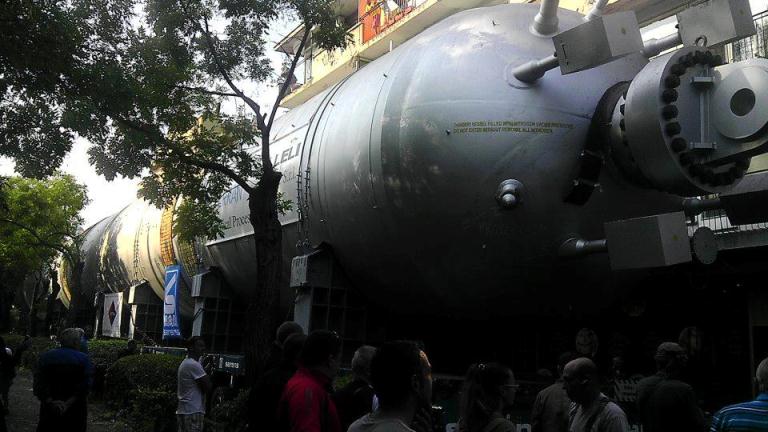„Чудовището“ на Лукойл потроши тротоарите в Бургас