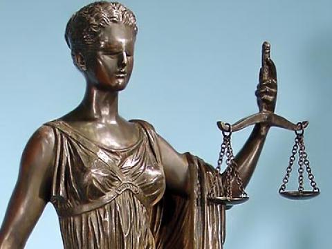 Съкратени чрез фиктивно преименуване на длъжността на съд 