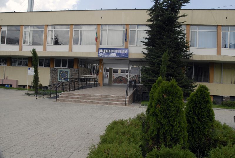 Младежкият културен център хлопва кепенци?