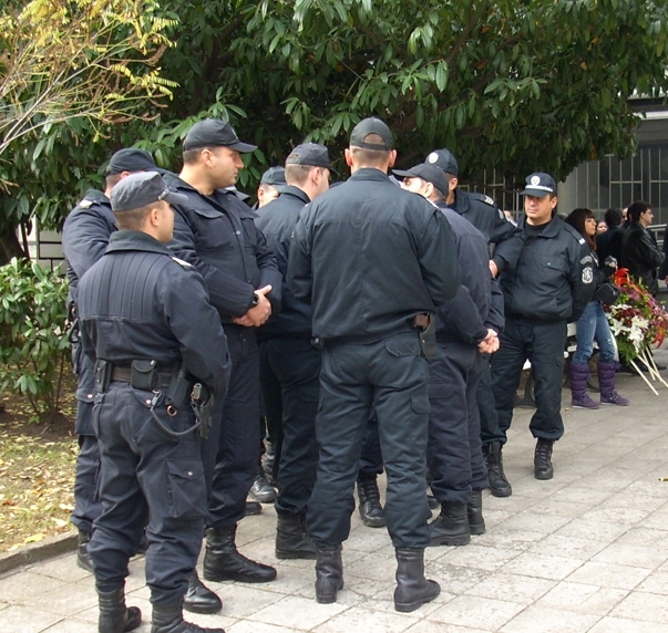 Бургаските надзиратели тръгват на протест с полицаите