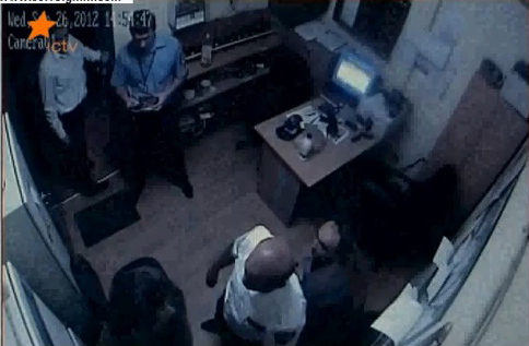 Крадец в украински мол разстреля трима охранители (Видео 18+)
