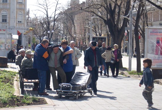 Дядо колабира в центъра на Бургас