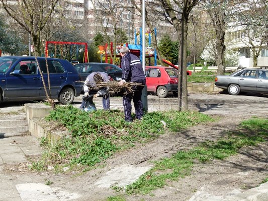 В бургаските комплекси кипи пролетно почистване
