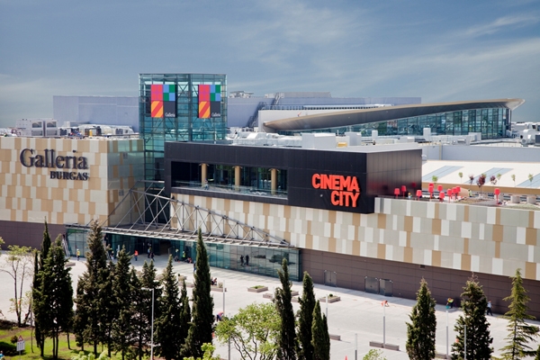 Сигнал за 3 бомби затваря бургаския Mall „Галерия” до утре