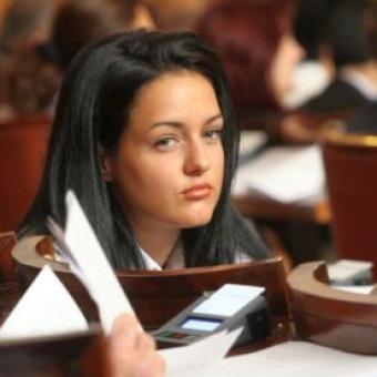 Калина Крумова остава в Нова тв, спира с политиката