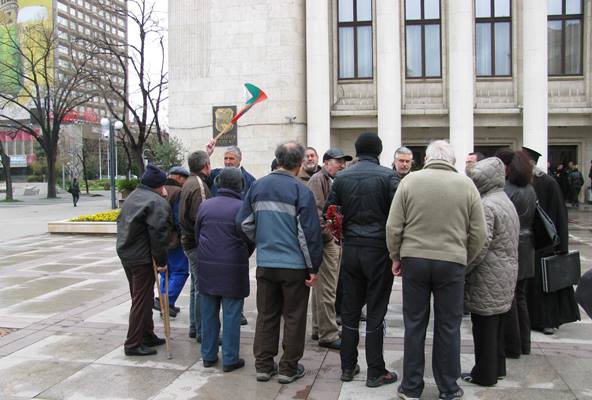 Десетина  протестиращи искат оставки в местния парламент