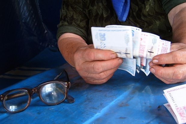 Изплащат увеличените пенсии