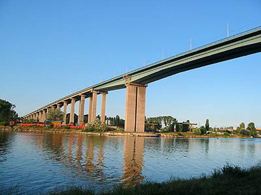 Мъж скочи от Аспаруховия мост