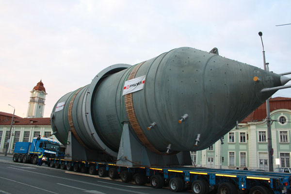 Гигантският товар спря автобусите в Бургас
