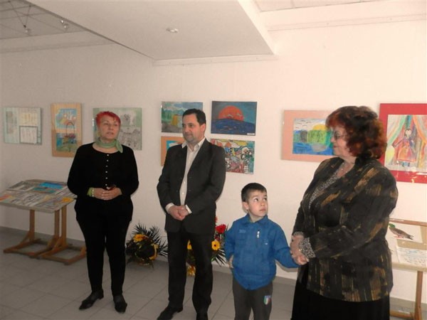 Открита е изложбата „Празничен букет за моя град” в Поморие