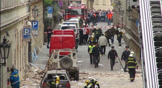Мощен взрив остави затрупани хора в Прага