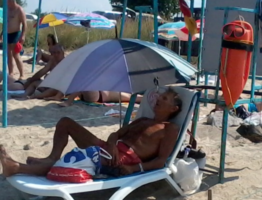 Скандално: Спасител на плажа в Крайморие пази и спи