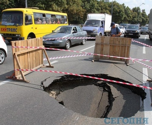 Огромна дупка зейна на път в украинската столица Киев