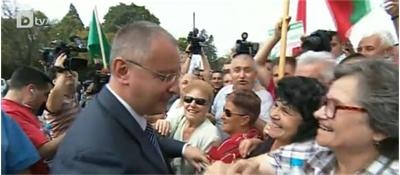 Управляващите слязоха при контрапротестиращите