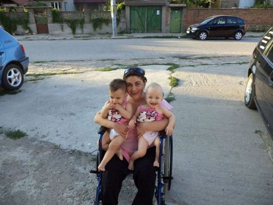 Да помогнем на Ани да отгледа прекрасните си близначета