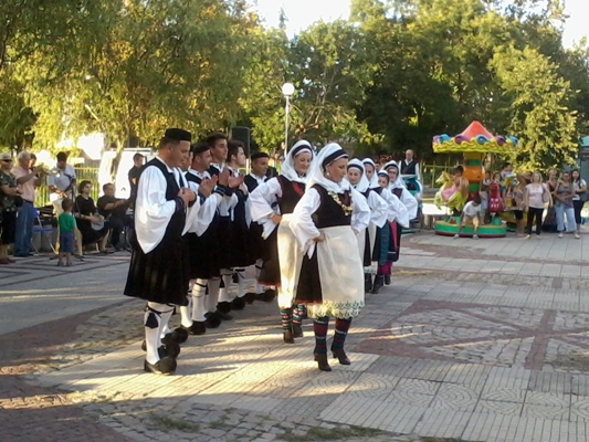 Южните ни съседи с танц в парка в „Изгрев”