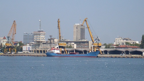 Пожарът на горящия кораб тръгнал от каютите на екипажа