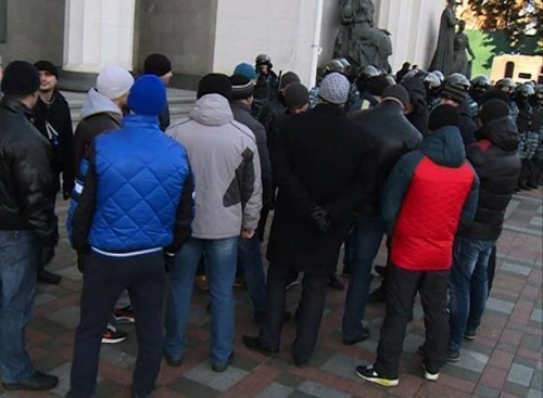 Провокаторите в Украйна – бойци от вътрешните войски в Крим?