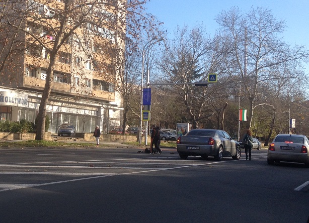 Блъснаха баба на метри от пешеходна пътека