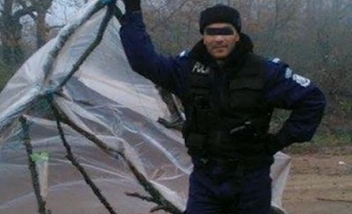 Пращат дърва за огрев на полицаите по границата