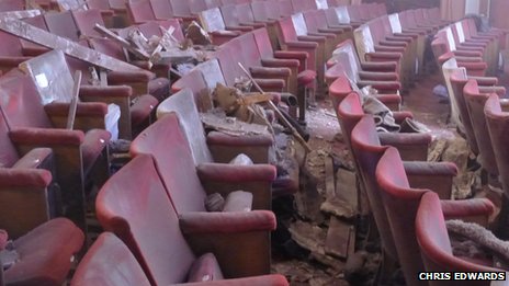Таванът на театър Аполо се срути по време на представление