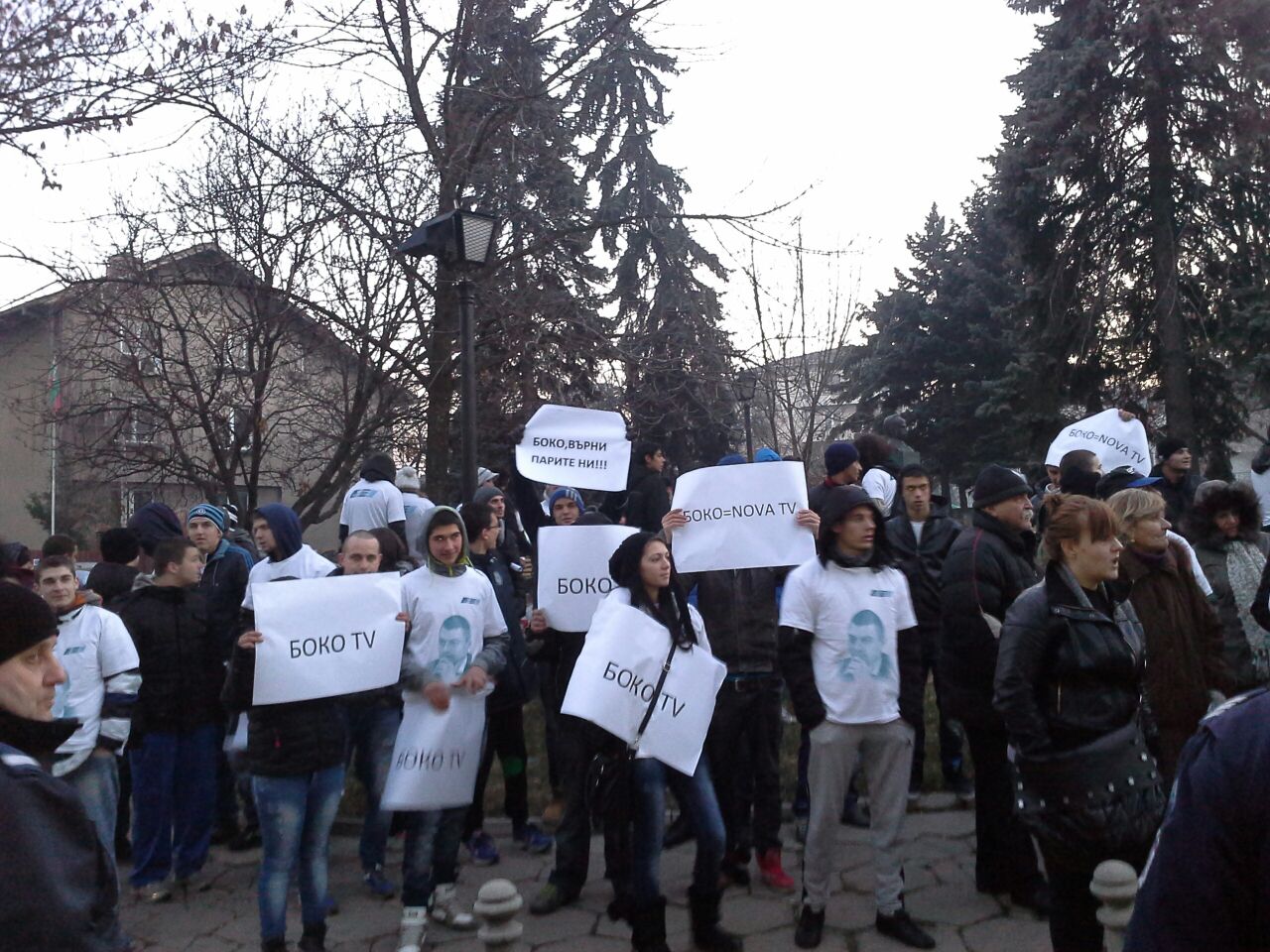 Ври и кипи пред студиото на 