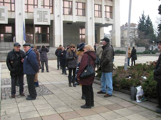 Около 50 човека протестират в защита на Октай в родния му град