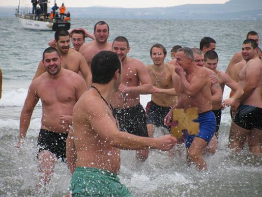 33-годишен матрос от база Атия спаси кръста в Бургас