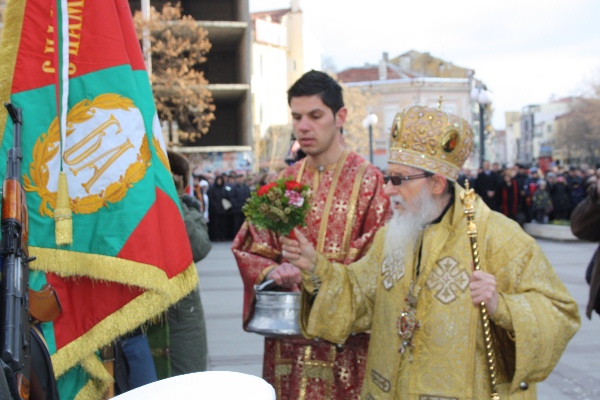 Митрополит Йоаникий благослови бойните знамена в Бургас