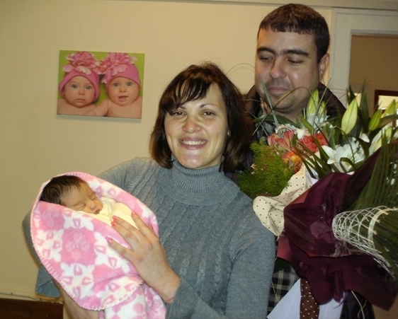 Изписаха първото бебе, заченато и родено в Бургас чрез асистирана репродукция 