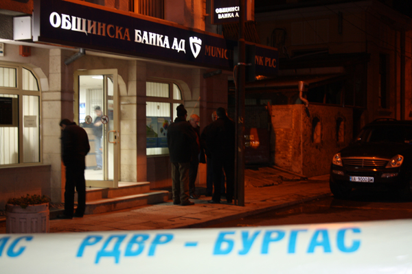 Маскирани обраха Общинска банка в Бургас