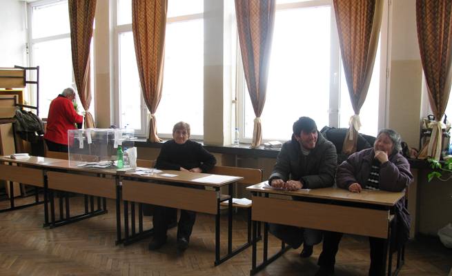 Бургаски секционни комисии изреваха срещу унизителен надник за референдума