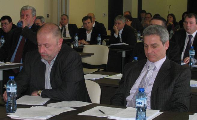 Местенето на Конната база зацикли
