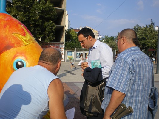 Приклещиха бургаския кмет заради арт рибата  пред Общината