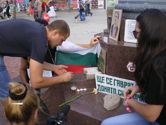 Бургаските протестиращи се брояха на пръсти, почетоха паметта на починалия полицай