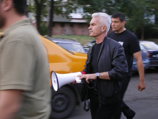 След екшън и бой в Бургас - Волен Сидеров прави митинг пред ТВ 